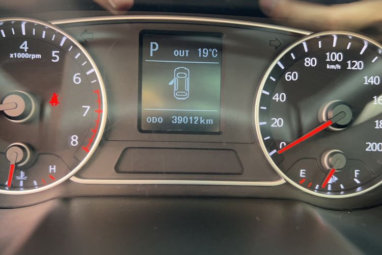Used Land X7 2016 2.0T Panoramic Deluxe Edition Odometer Close Up