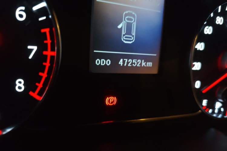 Used Land X7 2016 2.0T Panoramic Prestige Edition Odometer Close Up