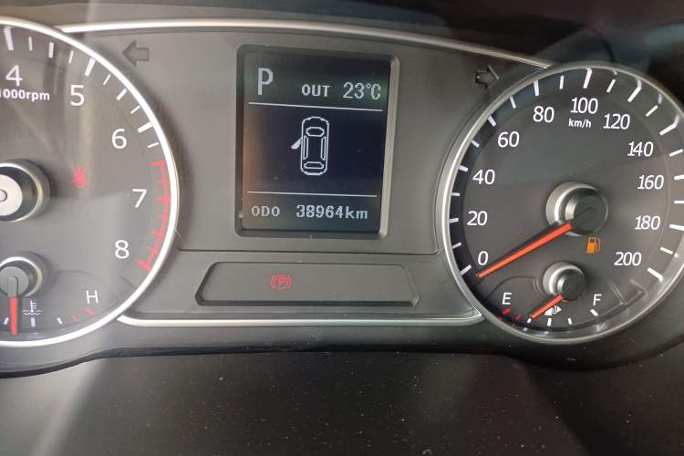 Used Land X7 2016 2.0T Panoramic Prestige Edition Odometer Close Up