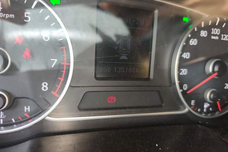 Used Land X7 2016 2.0T Panoramic Prestige Edition Odometer Close Up