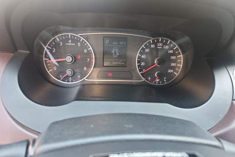 Used Land X7 2016 2.0T Panoramic Prestige Edition Odometer Close Up