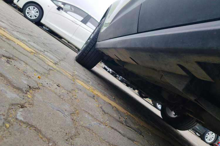 Used Land X7 2018 Geely Jingyue 1.5T Panoramic Luxury Model Left Side Sill