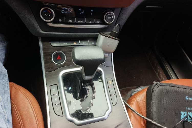 Used Land X7 2018 Geely Jingyue 1.5T Panoramic Luxury Model Gear Lever