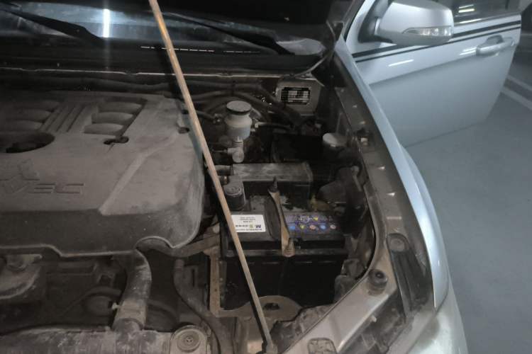 Used Land X8 2009 2.4L Gasoline 4x4 Luxury Edition Engine Bay Left