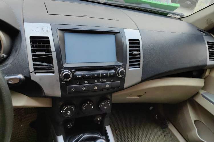 Used Land X8 2012 Explorer Edition 2.0T Diesel 4x2 Luxury Model Audio And AC Panel