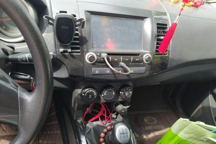 Used Land X8 2012 Explorer Edition 2.5T Diesel 4x2 Luxury Model China IV Standard Audio And AC Panel