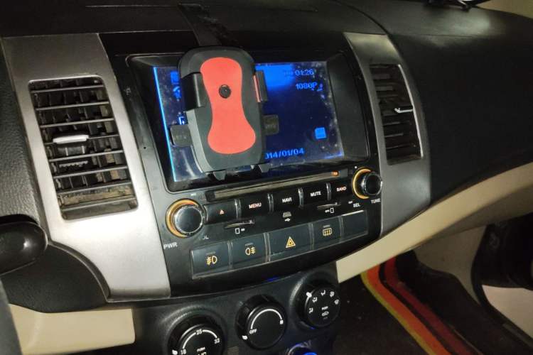 Used Land X8 2012 Explorer Edition 2.0T Diesel 4x2 Luxury Model Audio And AC Panel