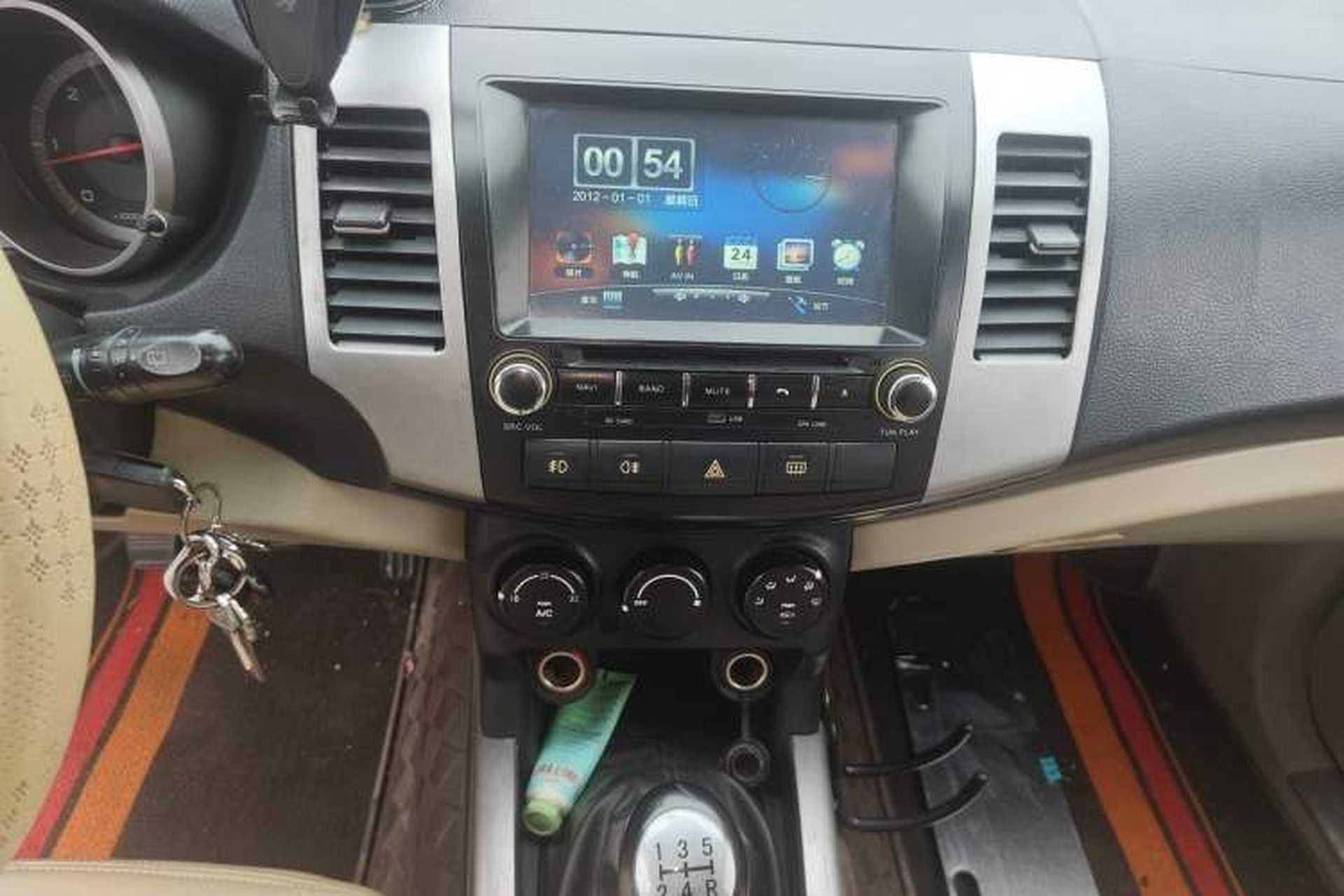 Used Land X8 2012 Explorer Edition 2.0T Diesel 4x2 Luxury Model Audio And AC Panel