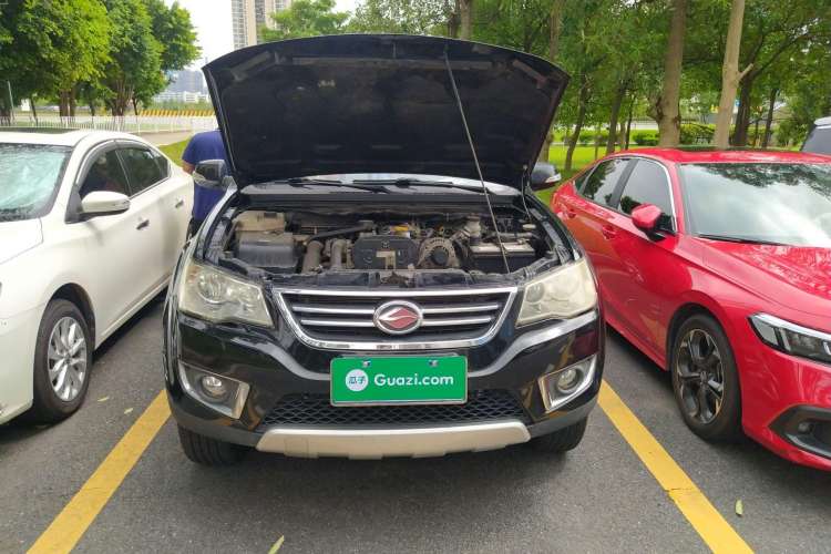 Used Land X8 2012 Explorer Edition 2.5T Diesel 4x2 Luxury Model China IV Standard Engine Bay