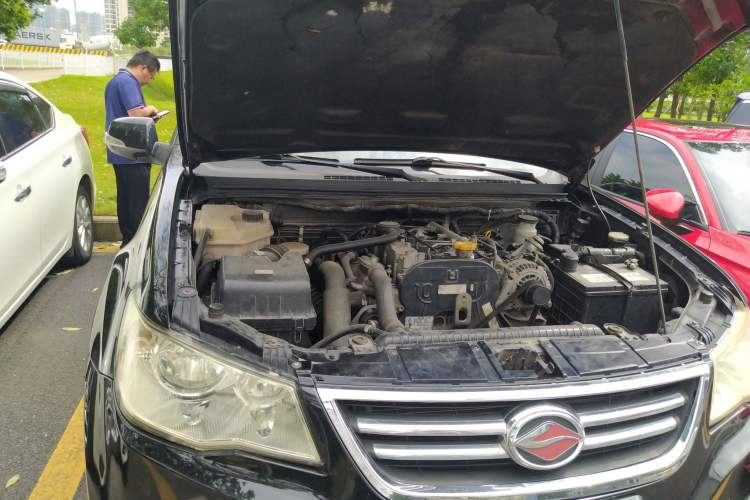 Used Land X8 2012 Explorer Edition 2.5T Diesel 4x2 Luxury Model China IV Standard Engine Bay Right
