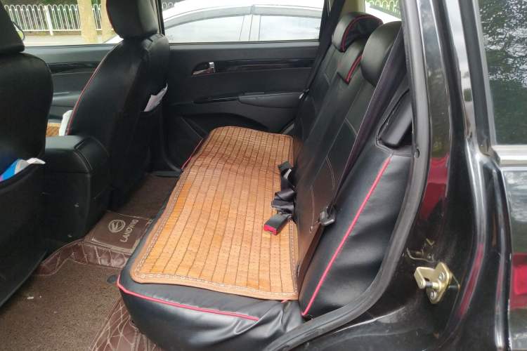 Used Land X8 2012 Explorer Edition 2.5T Diesel 4x2 Luxury Model China IV Standard Left Rear Seat