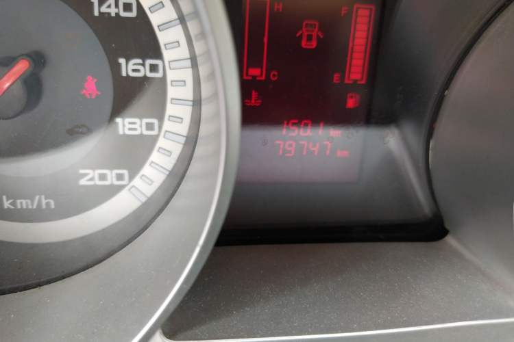 Used Land X8 2012 Explorer Edition 2.5T Diesel 4x2 Luxury Model China IV Standard Odometer Close Up