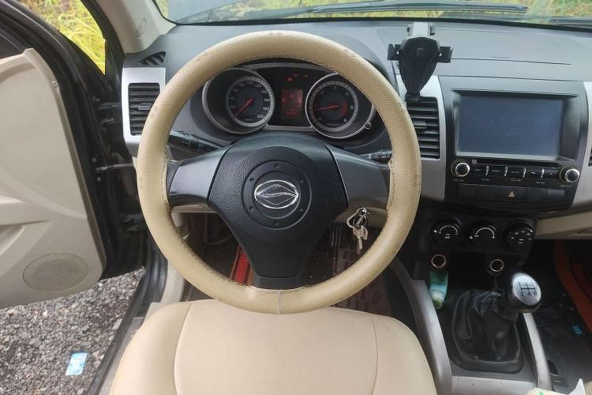 Used Land X8 2012 Explorer Edition 2.0T Diesel 4x2 Luxury Model Steering Wheel