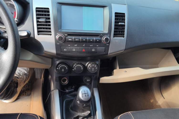 Used Land X8 2012 Explorer Edition 2.0T Diesel 4x2 Luxury Model Audio And AC Panel