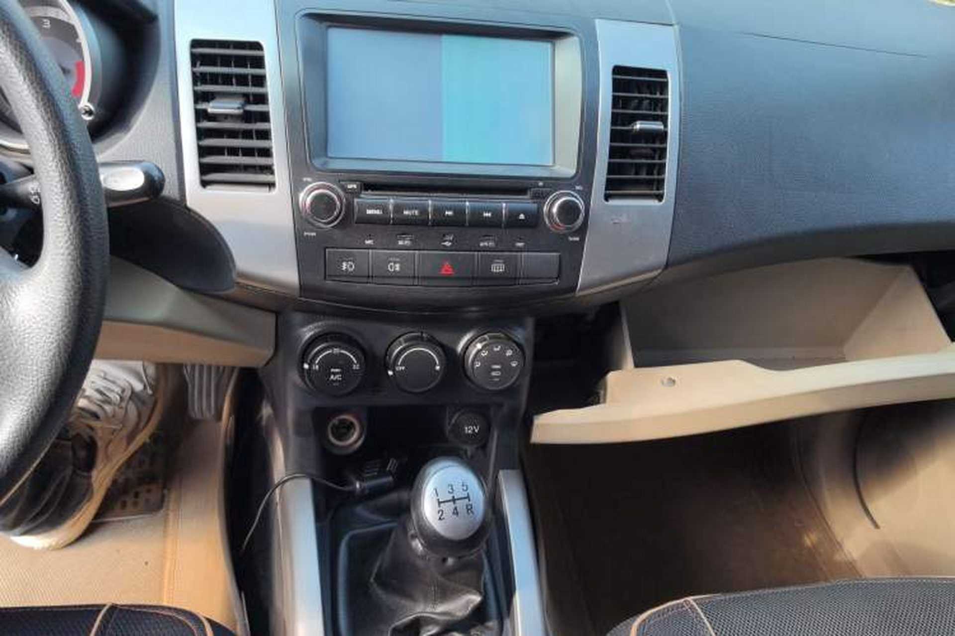 Used Land X8 2012 Explorer Edition 2.0T Diesel 4x2 Luxury Model Audio And AC Panel