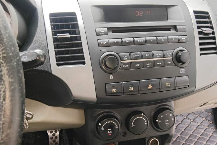 Used Land X8 2012 Explorer Edition 2.5T Diesel 4x2 Ultra-Luxury Model Audio And AC Panel
