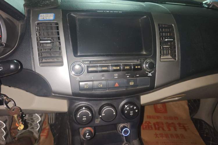 Used Land X8 2012 Explorer Edition 2.0T Diesel 4x2 Luxury Model Audio And AC Panel