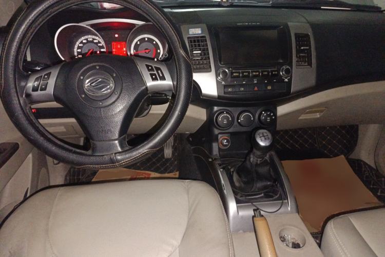 Used Land X8 2012 Explorer Edition 2.0T Diesel 4x2 Luxury Model Center Console