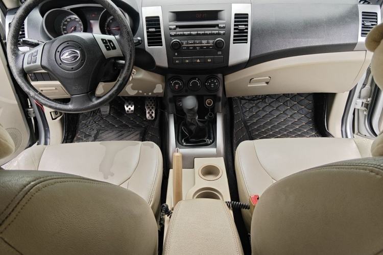 Used Land X8 2012 Explorer Edition 2.5T Diesel 4x2 Ultra-Luxury Model Center Console