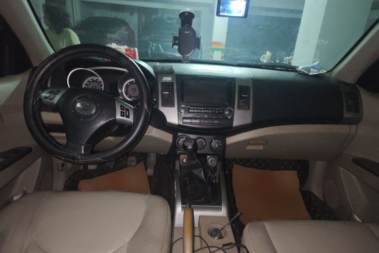 Used Land X8 2012 Explorer Edition 2.0T Diesel 4x2 Luxury Model Center Console