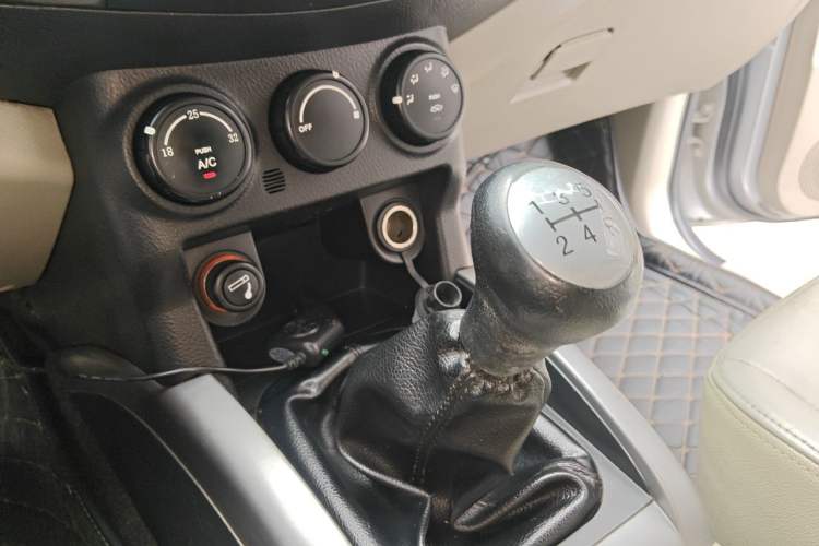 Used Land X8 2012 Explorer Edition 2.5T Diesel 4x2 Ultra-Luxury Model Gear Lever