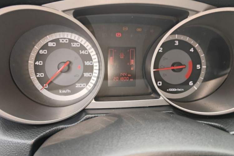 Used Land X8 2012 Explorer Edition 2.5T Diesel 4x2 Ultra-Luxury Model Odometer Close Up