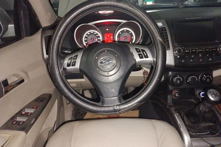 Used Land X8 2012 Explorer Edition 2.0T Diesel 4x2 Luxury Model Steering Wheel