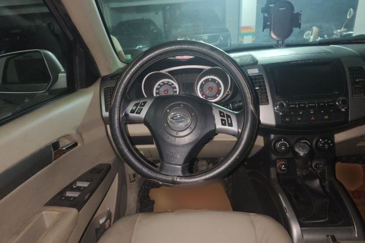 Used Land X8 2012 Explorer Edition 2.0T Diesel 4x2 Luxury Model Steering Wheel