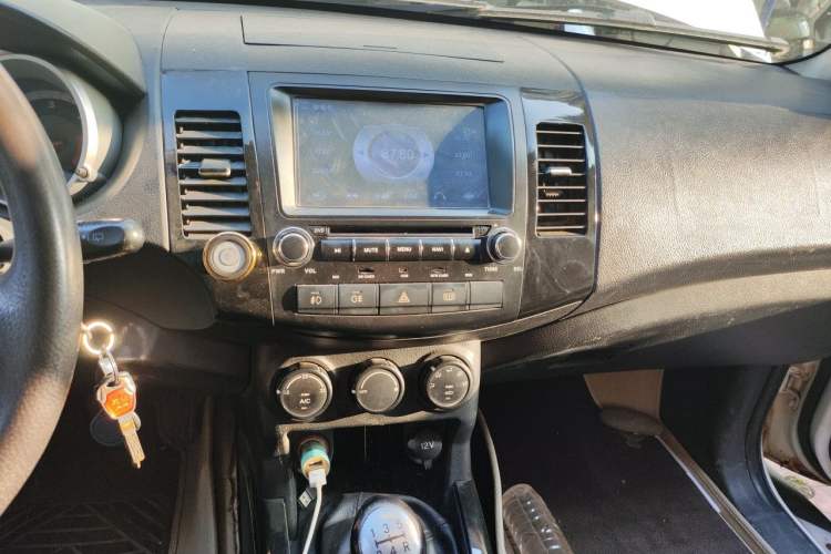 Used Land X8 2012 Explorer Edition 2.0T Diesel 4x4 Luxury Model Audio And AC Panel