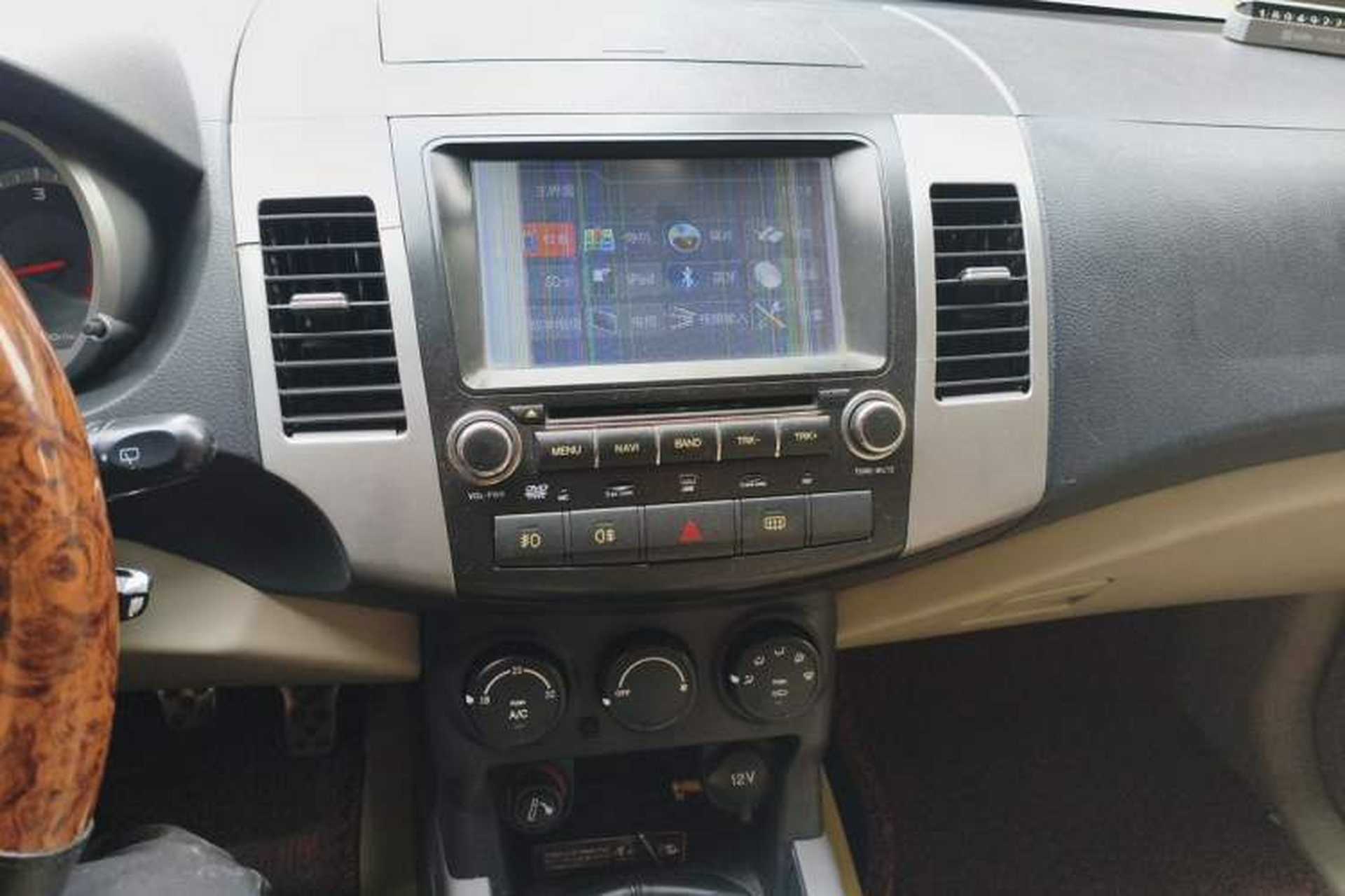 Used Land X8 2012 Explorer Edition 2.0T Diesel 4x2 Ultra-Luxury Model Audio And AC Panel