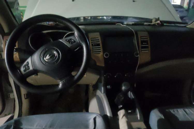 Used Land X8 2012 Explorer Edition 2.0T Diesel 4x4 Luxury Model Center Console