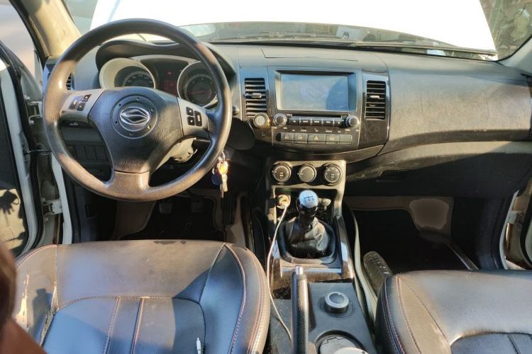 Used Land X8 2012 Explorer Edition 2.0T Diesel 4x4 Luxury Model Center Console