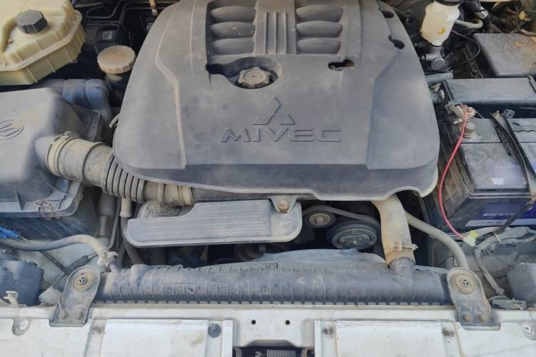 Used Land X8 2012 Explorer Edition 2.4L Gasoline 4X4 Ultra-Luxury Model Engine Bay