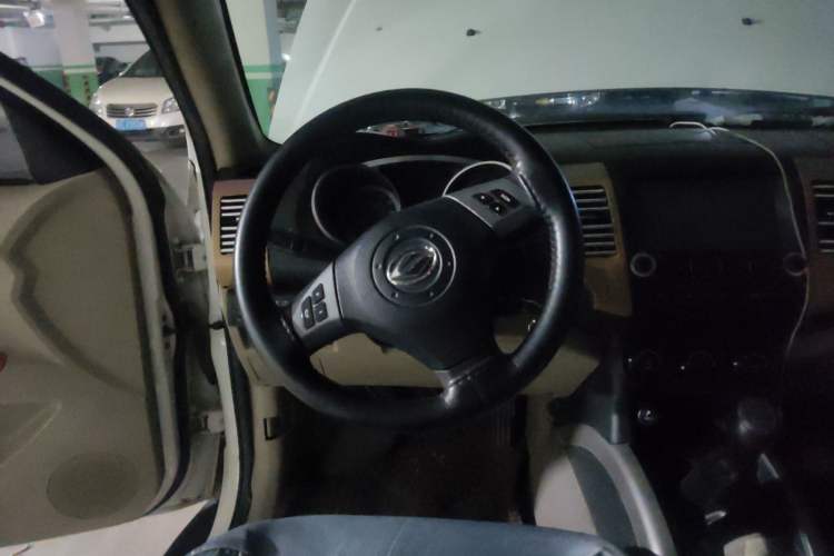 Used Land X8 2012 Explorer Edition 2.0T Diesel 4x4 Luxury Model Steering Wheel