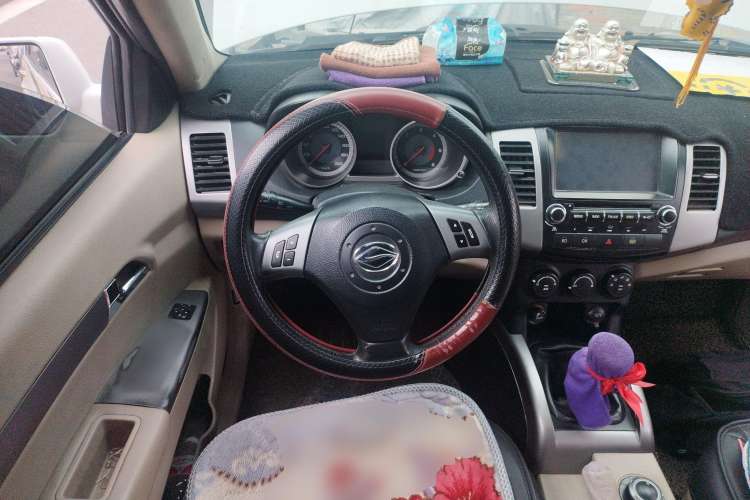 Used Land X8 2012 Explorer Edition 2.0T Diesel 4x4 Ultra-Luxury Model Steering Wheel