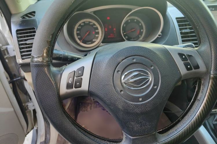 Used Land X8 2012 Explorer Edition 2.4L Gasoline 4X4 Ultra-Luxury Model Steering Wheel