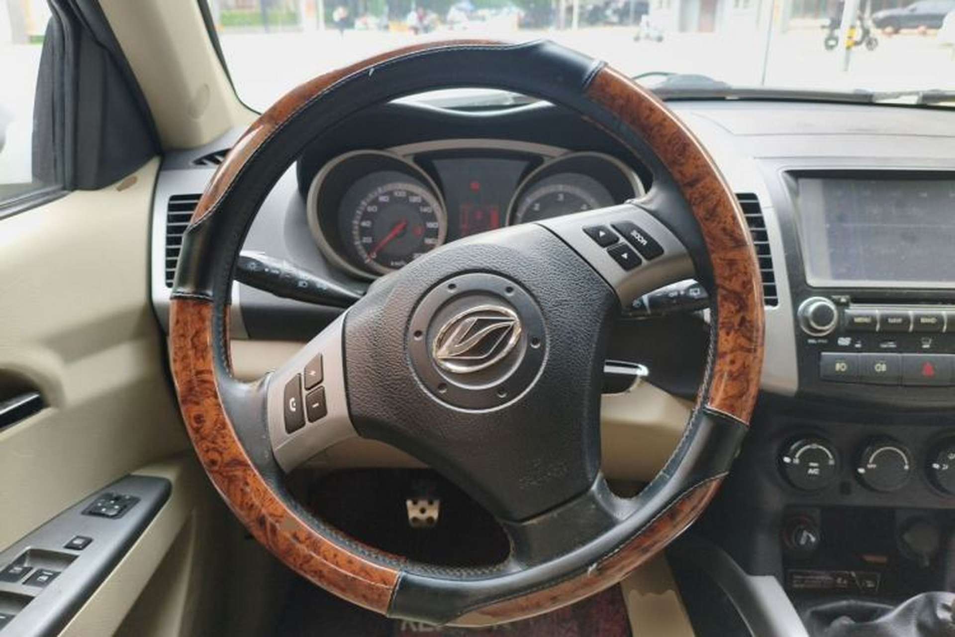 Used Land X8 2012 Explorer Edition 2.0T Diesel 4x2 Ultra-Luxury Model Steering Wheel
