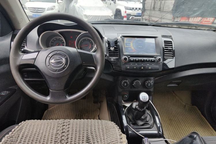 Used Land X8 2014 Explorer Edition 2.0T Diesel 4x4 Luxury Model Center Console