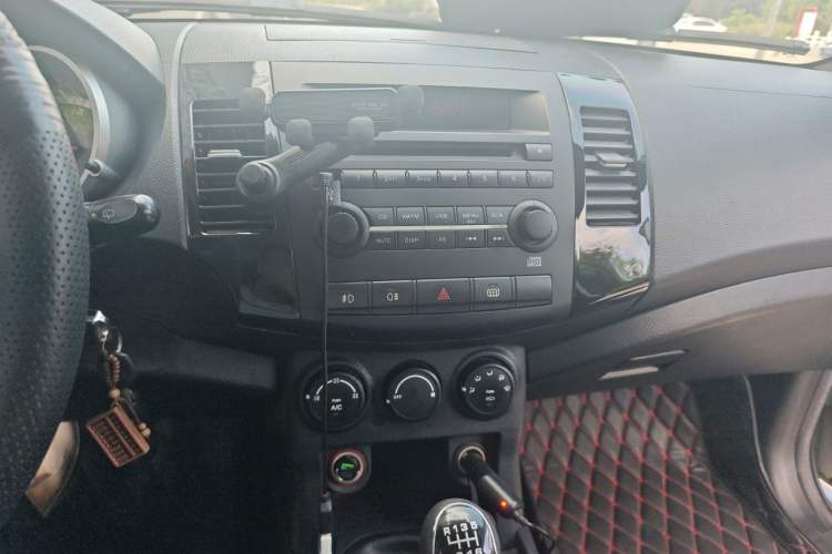 Used Land X8 2014 Explorer Edition 2.0T Gasoline 4x2 Luxury Model Audio And AC Panel