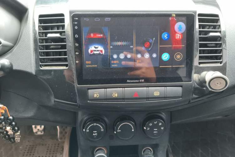 Used Land X8 2014 Explorer Edition 2.0T Gasoline 4x4 Ultra-Luxury Model Audio And AC Panel