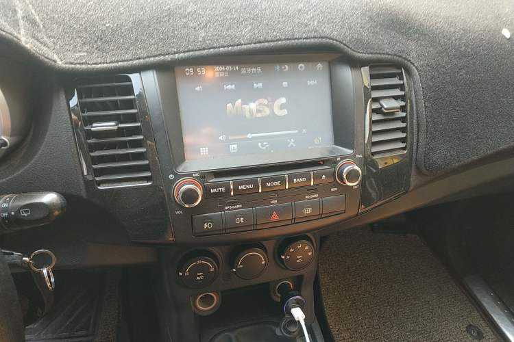 Used Land X8 2014 Explorer Edition 2.0T Gasoline 4x2 Luxury Model Audio And AC Panel