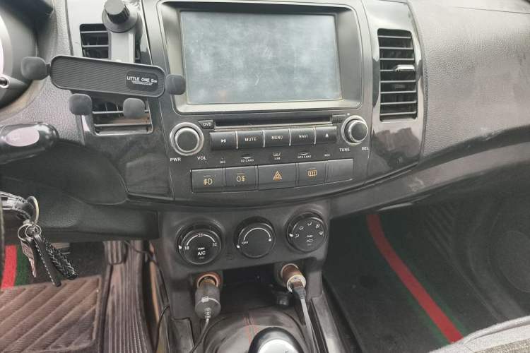 Used Land X8 2014 Explorer Edition 2.0T Diesel 4x2 Luxury Model Audio And AC Panel