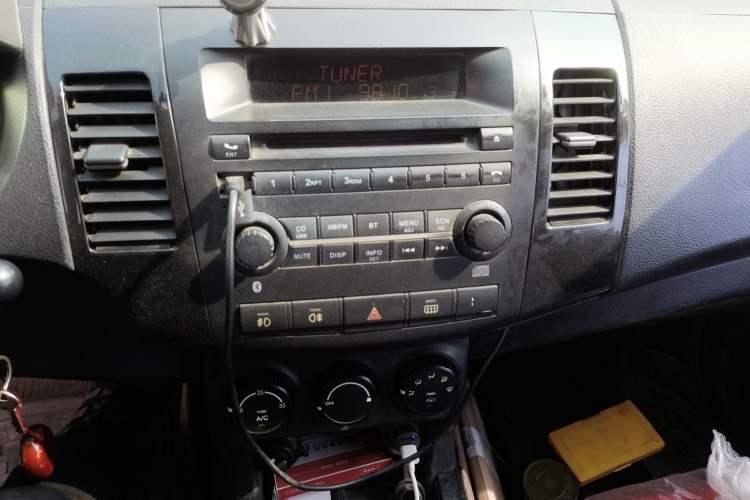 Used Land X8 2014 Explorer Edition 2.0T Diesel 4x2 Ultra-Luxury Model Audio And AC Panel