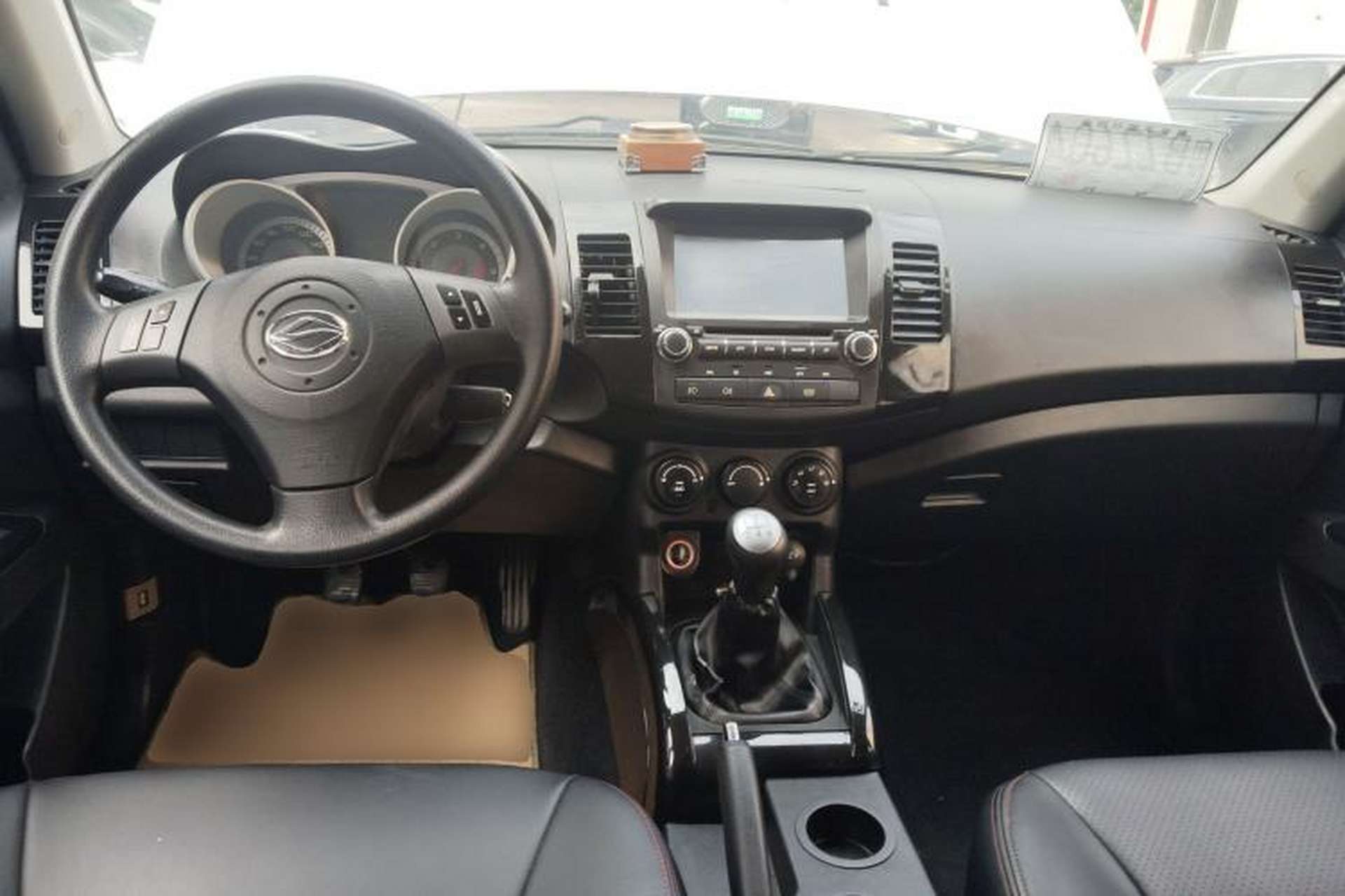 Used Land X8 2014 Explorer Edition 2.0T Diesel 4x2 Luxury Model Center Console