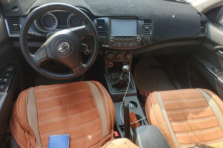 Used Land X8 2014 Explorer Edition 2.0T Gasoline 4x2 Luxury Model Center Console