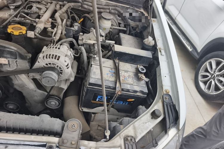 Used Land X8 2014 Explorer Edition 2.0T Diesel 4x2 Luxury Model Engine Bay Left
