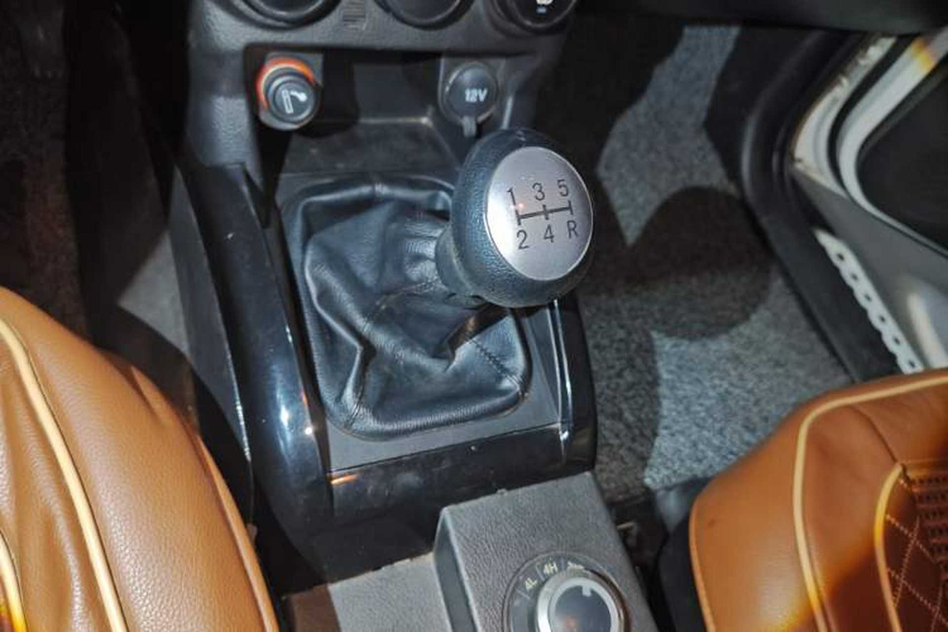 Used Land X8 2014 Explorer Edition 2.0T Diesel 4x4 Luxury Model Gear Lever