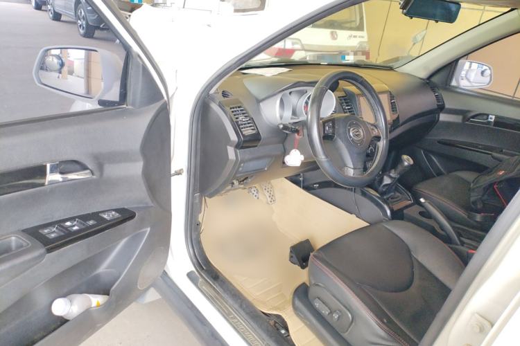 Used Land X8 2014 Explorer Edition 2.0T Diesel 4x2 Ultra-Luxury Model Interior 3