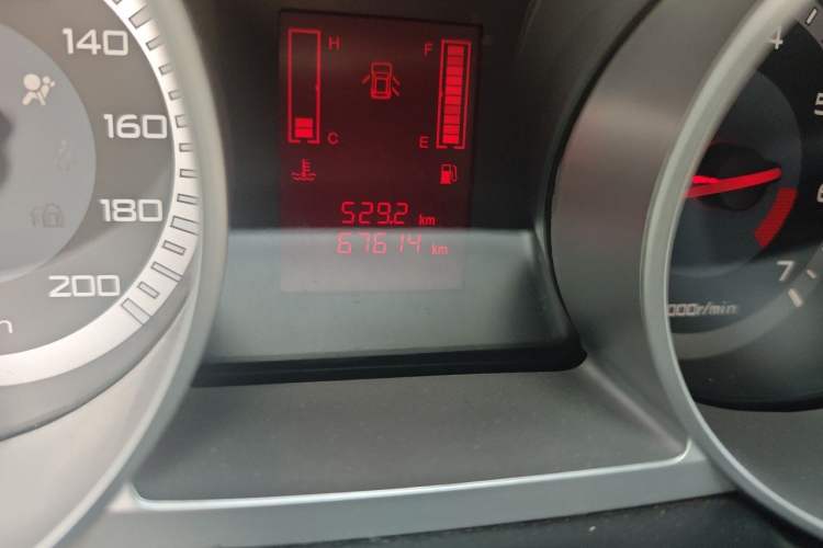 Used Land X8 2014 Explorer Edition 2.0T Gasoline 4x2 Luxury Model Odometer Close Up