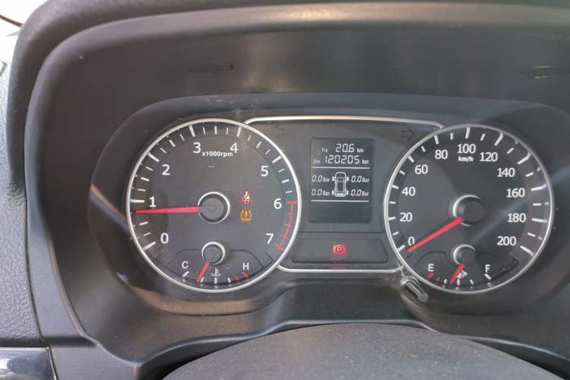 Used Land X8 2014 Explorer Edition 2.0T Gasoline 4x2 Ultra-Luxury Model Odometer Close Up